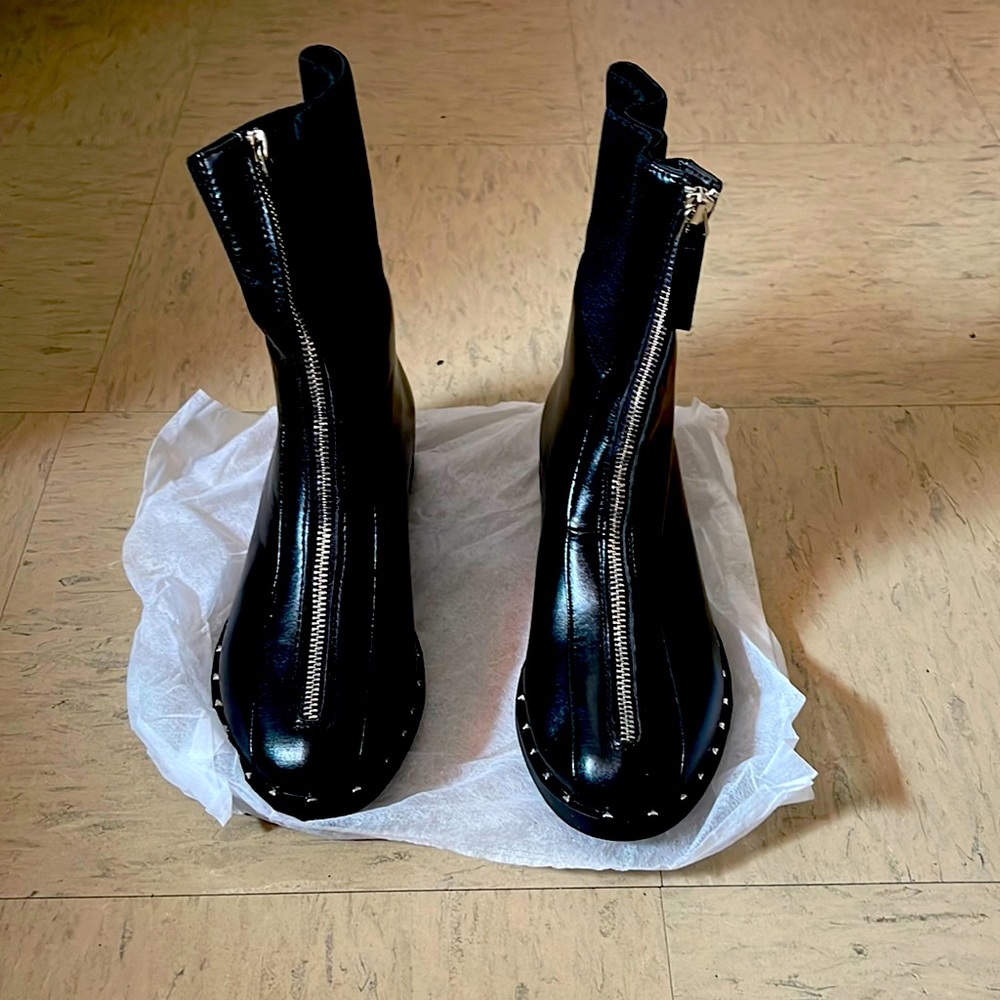 NWOT black boots